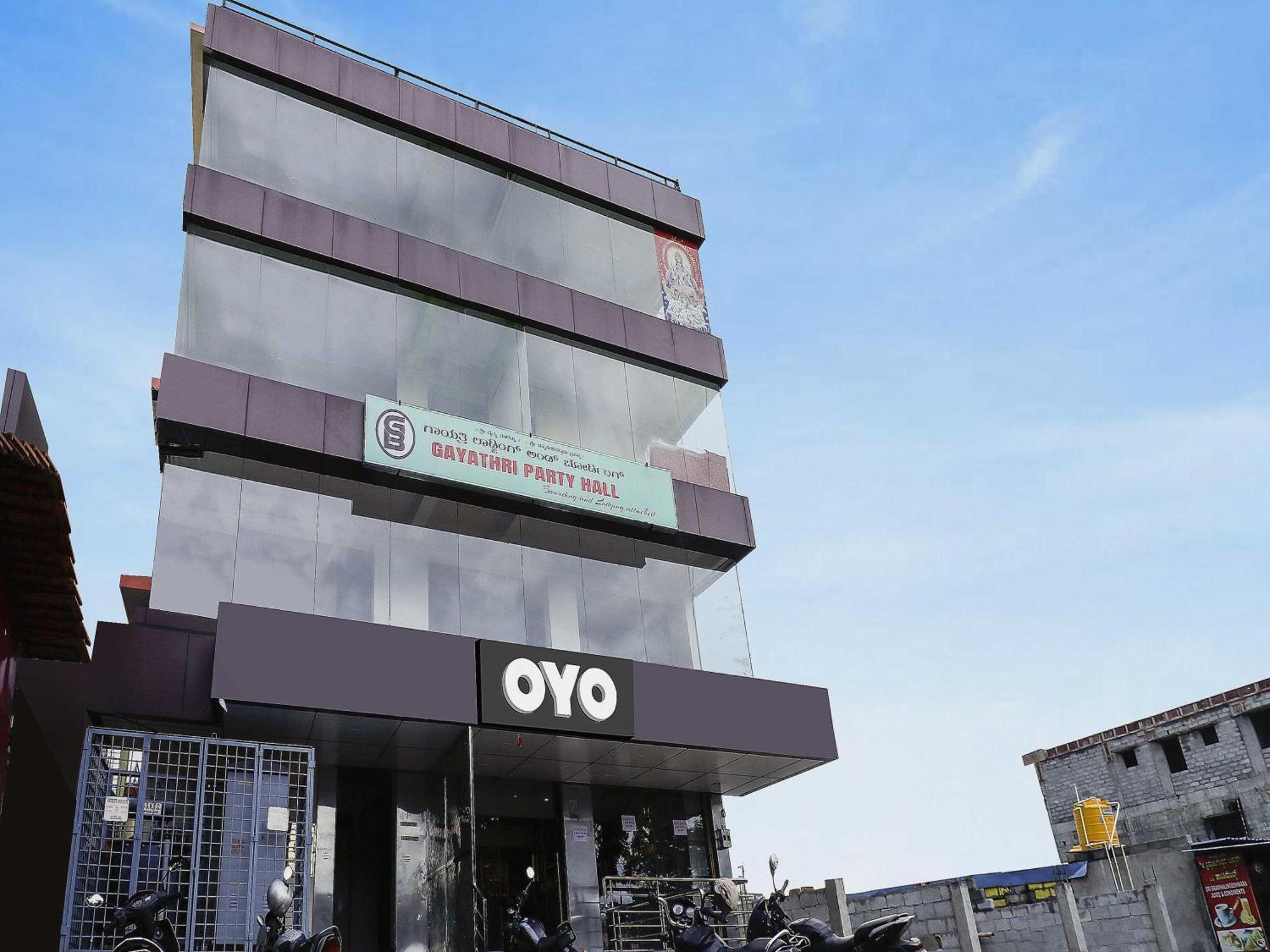 Oyo Flagship Gayathri Lodging & Boarding Hotel Bangalore Exterior photo