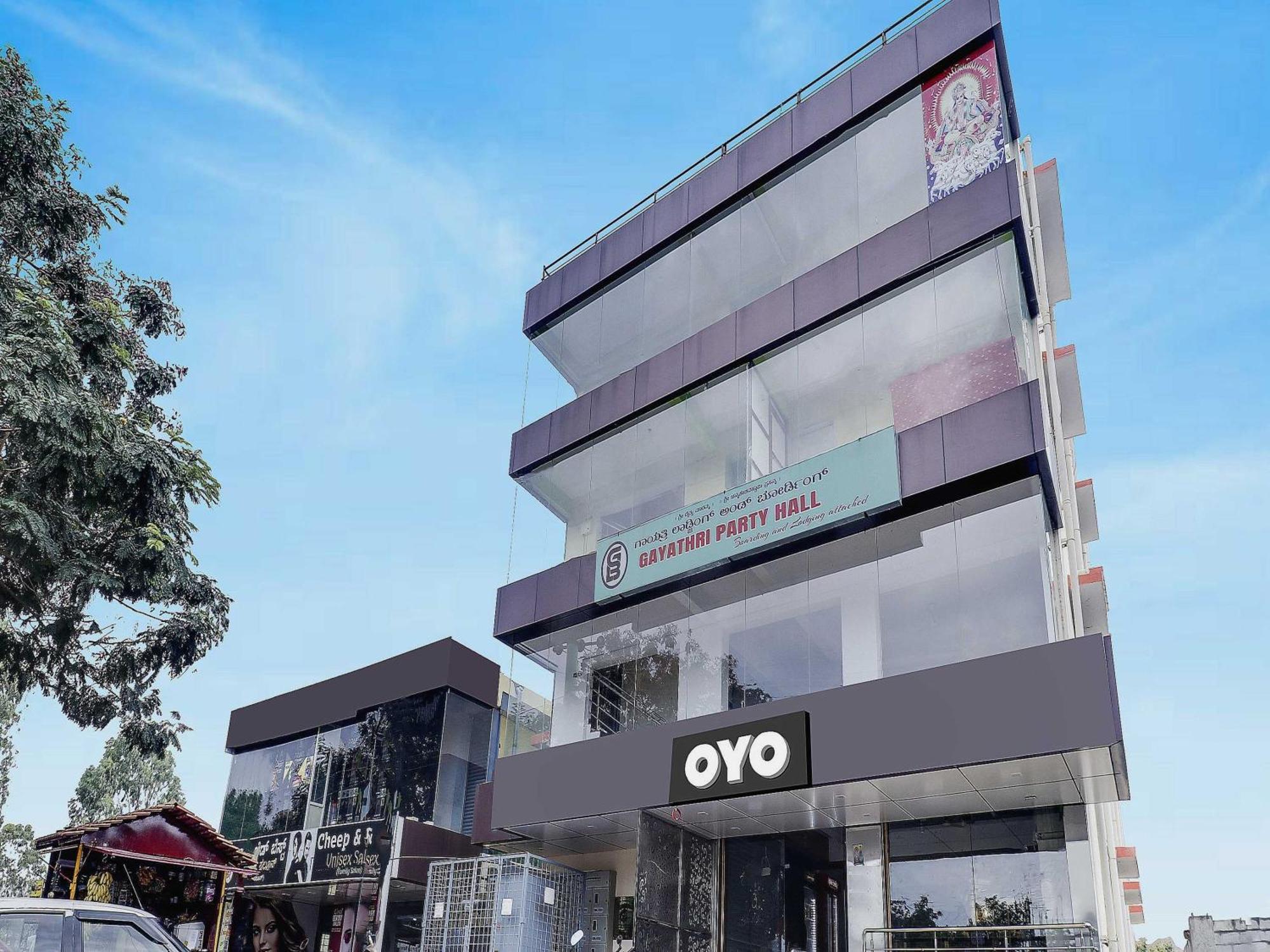 Oyo Flagship Gayathri Lodging & Boarding Hotel Bangalore Exterior photo