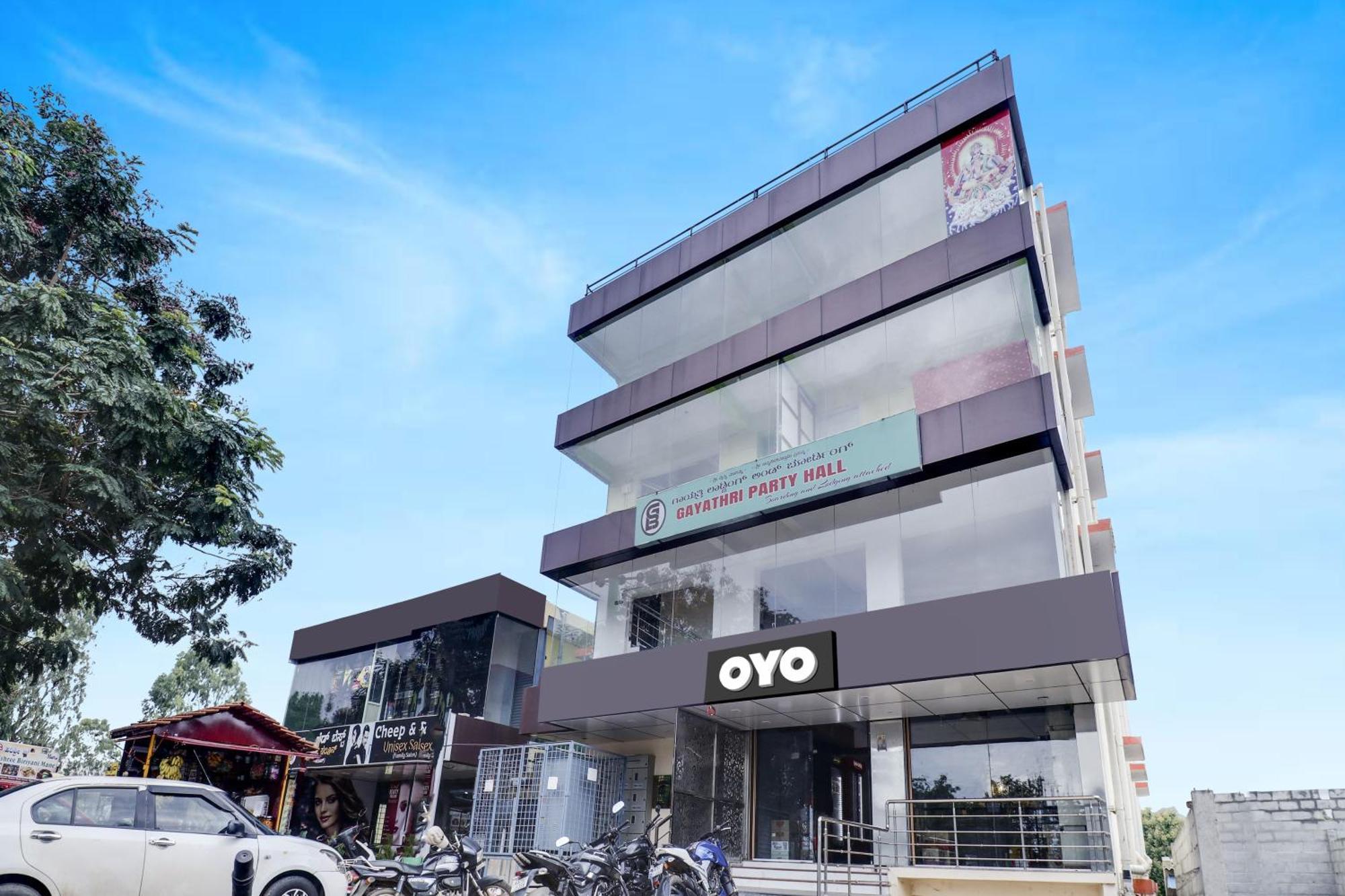 Oyo Flagship Gayathri Lodging & Boarding Hotel Bangalore Exterior photo